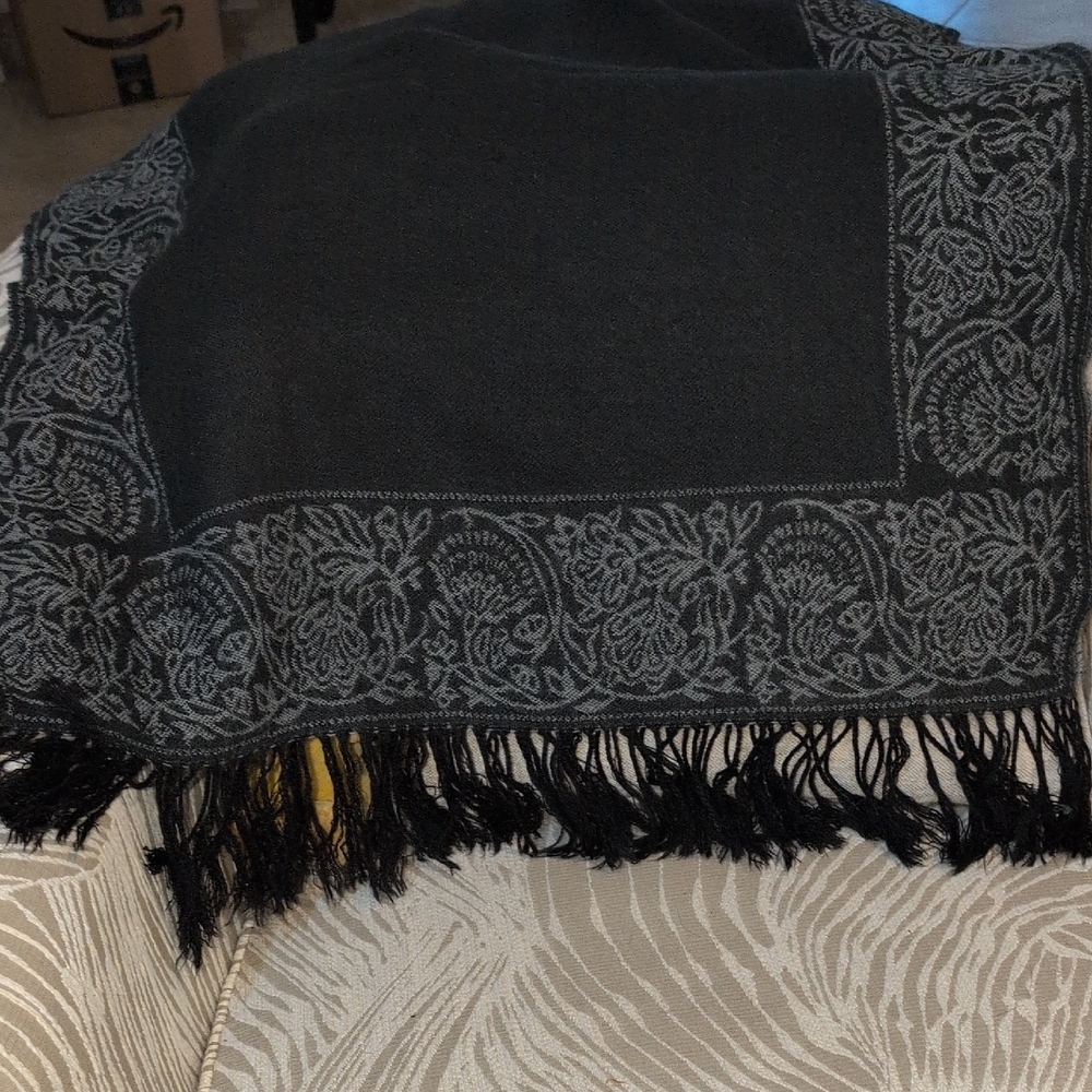 V. FRAAS Black and Gray Scarf